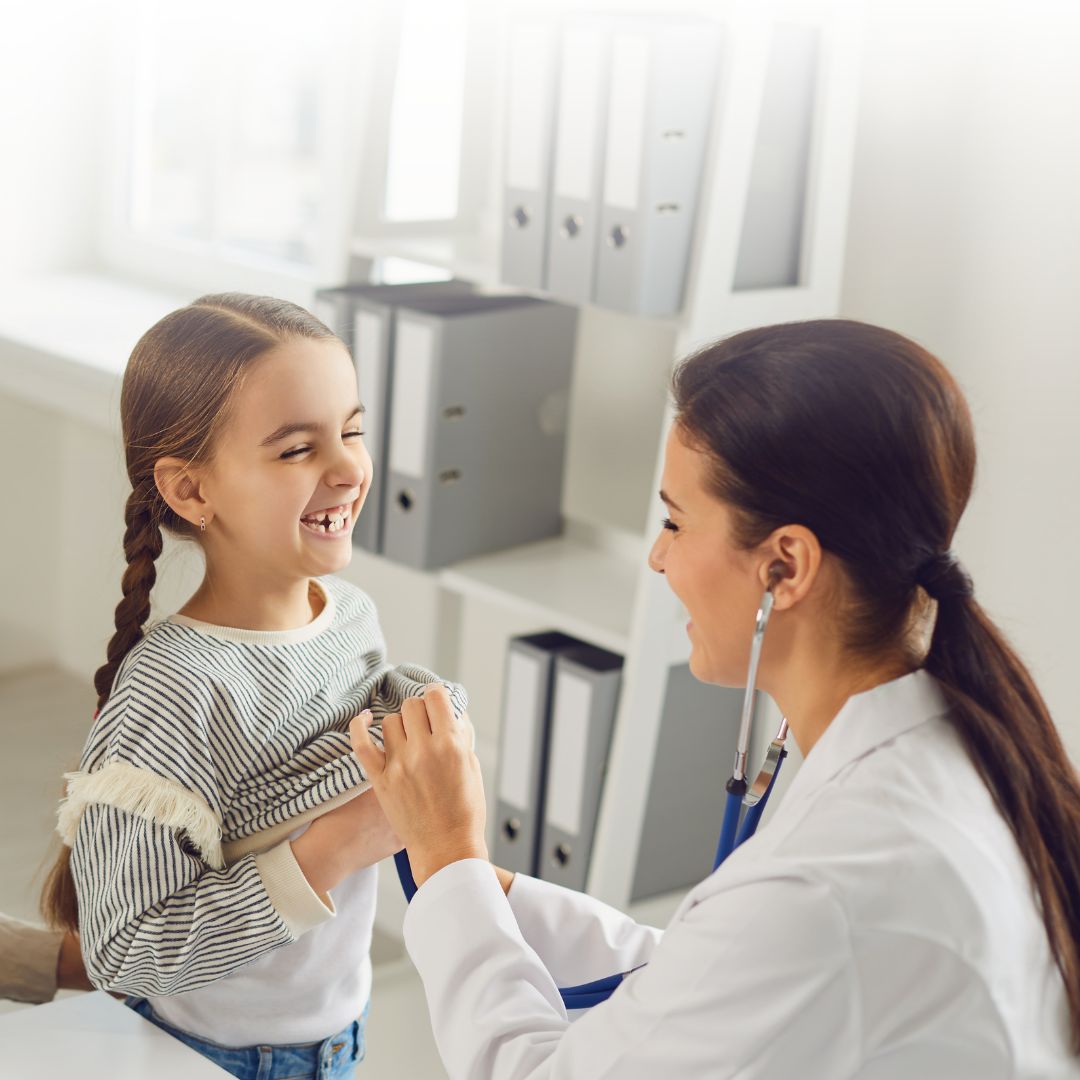 Médica utiliza o estetoscópio para examinar o pulmão de uma criança e prevenir casos graves de pneumonia.