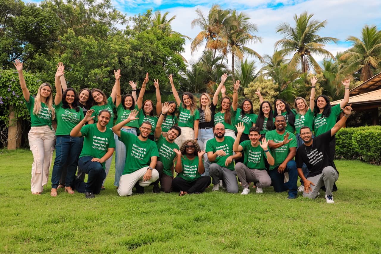 Empreendedores e mentores reunidos em workshop de aceleração de startups do Programa Sementes.