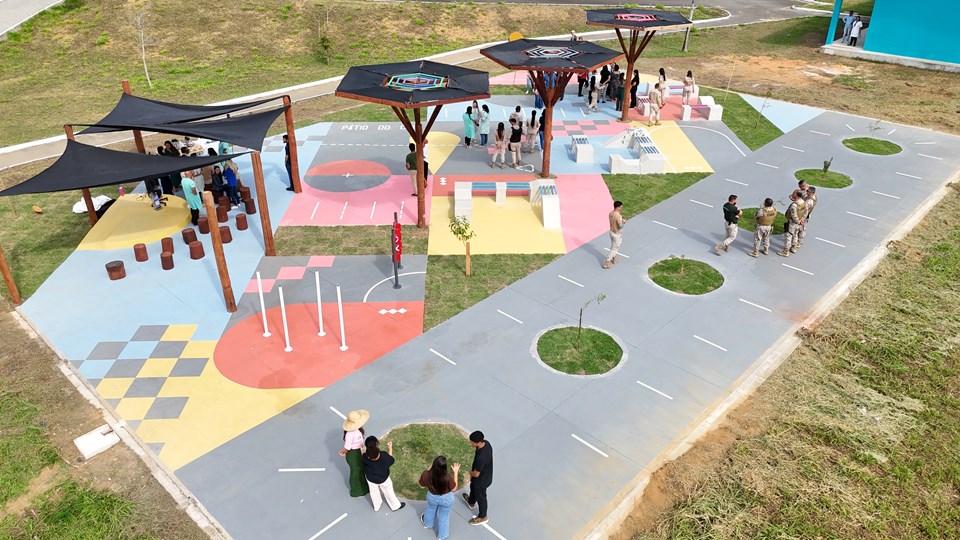 Pátio colorido e revitalizado com estruturas de materiais recicláveis no Centro Socioeducativo de Cariacica.