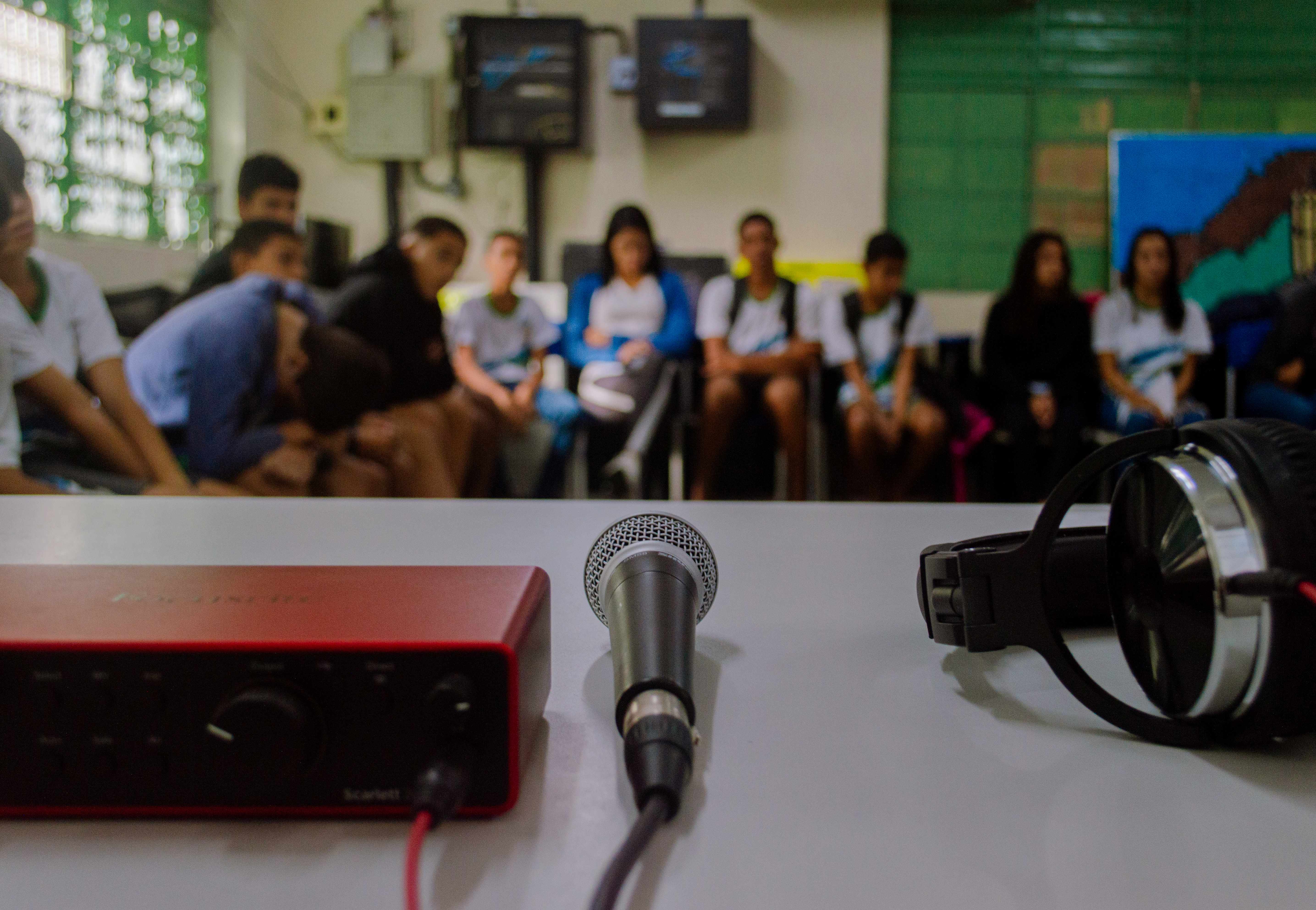 Estudantes de Cariacica reunidos em sala de aula participando das oficinas de produção de quadrinhos e música.