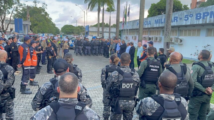 Fachada da Secretaria de Segurança Pública do Espírito Santo com viatura oficial estacionada em frente ao prédio, representando o monitoramento das forças de segurança.