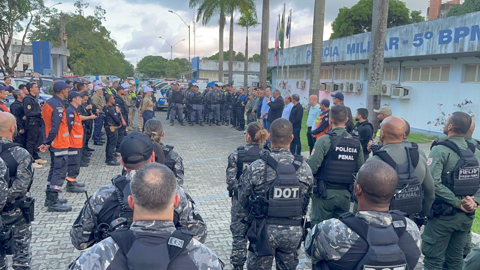Fachada da Secretaria de Segurança Pública do Espírito Santo com viatura oficial estacionada em frente ao prédio, representando o monitoramento das forças de segurança.