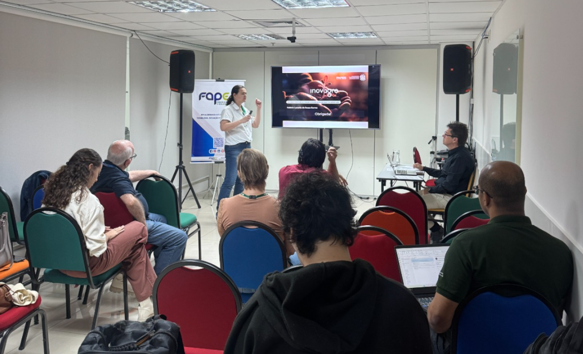 Pesquisadores e gestores públicos reunidos em auditório durante apresentações de projetos científicos do programa inovagro.