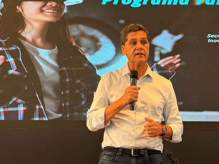 Governador Ricardo Ferraço ao lado de secretários e estudantes durante a cerimônia de lançamento do programa de inovação no Palácio Anchieta.