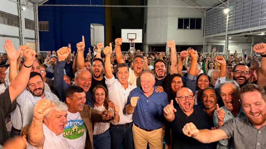 Vista ampla de plenária lotada com cerca de 600 pessoas na quadra de esportes em Jardim Camburi participando do encontro político com foco no diálogo permanente.