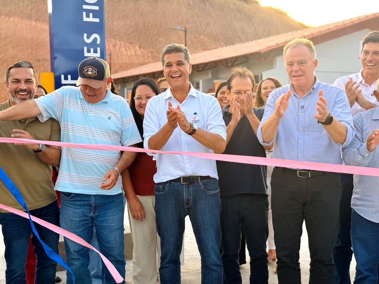 Solenidade oficial com a equipe do Governo do Estado autorizando novas obras de infraestrutura no interior.