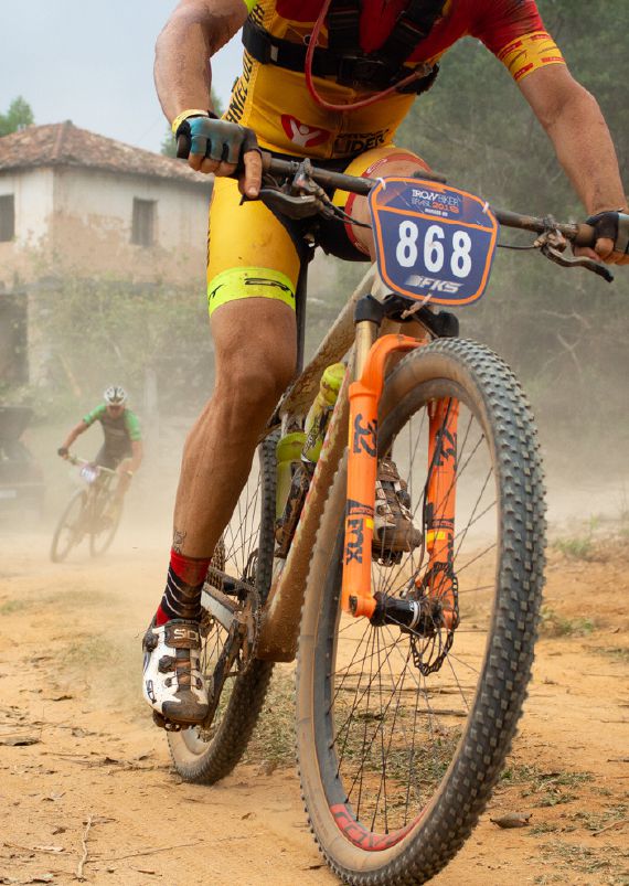 Ciclistas competindo no evento Iron Biker Brasil em Mariana, um dos projetos apoiados pelo Edital Doce da Samarco.