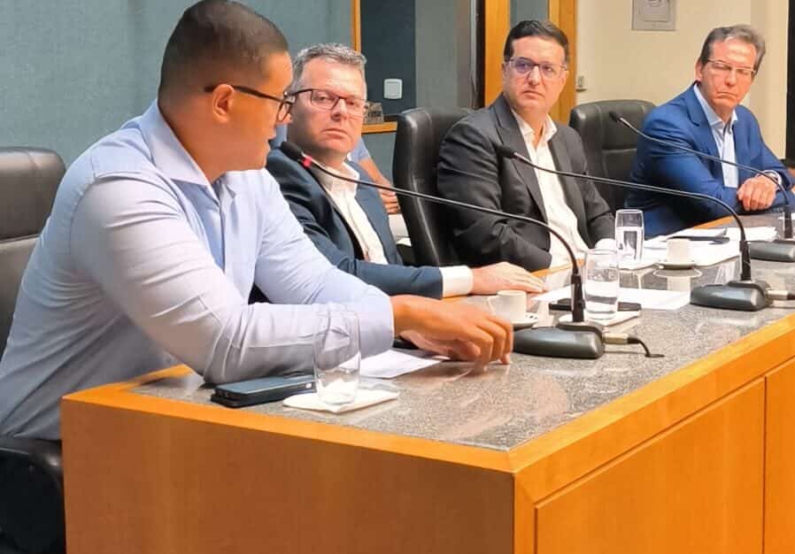 Deputado Gandini discute a inclusão do bairro Village do Sol no contrato da PPP do Saneamento com a Cesan e a Acciona na Comissão de Meio Ambiente da Assembleia Legislativa.