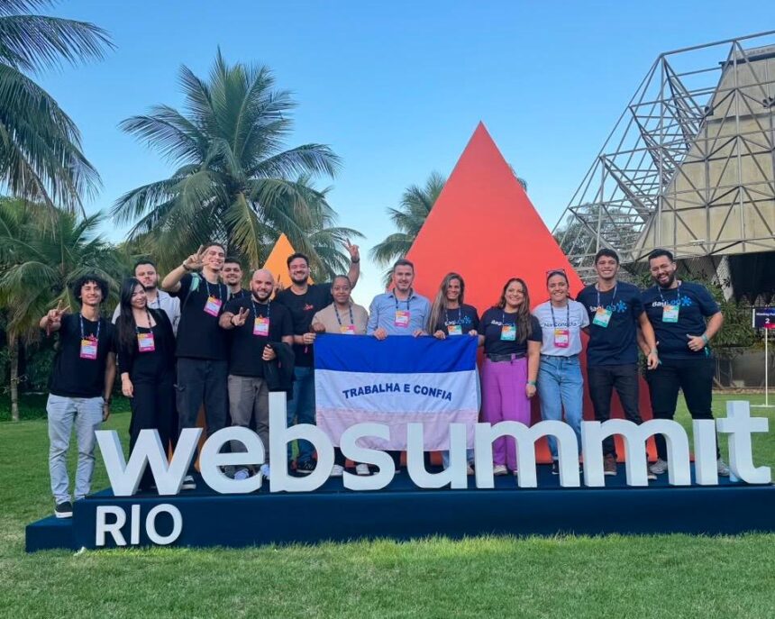 Empreendedores e investidores reunidos em pavilhão de tecnologia durante evento internacional de startups.