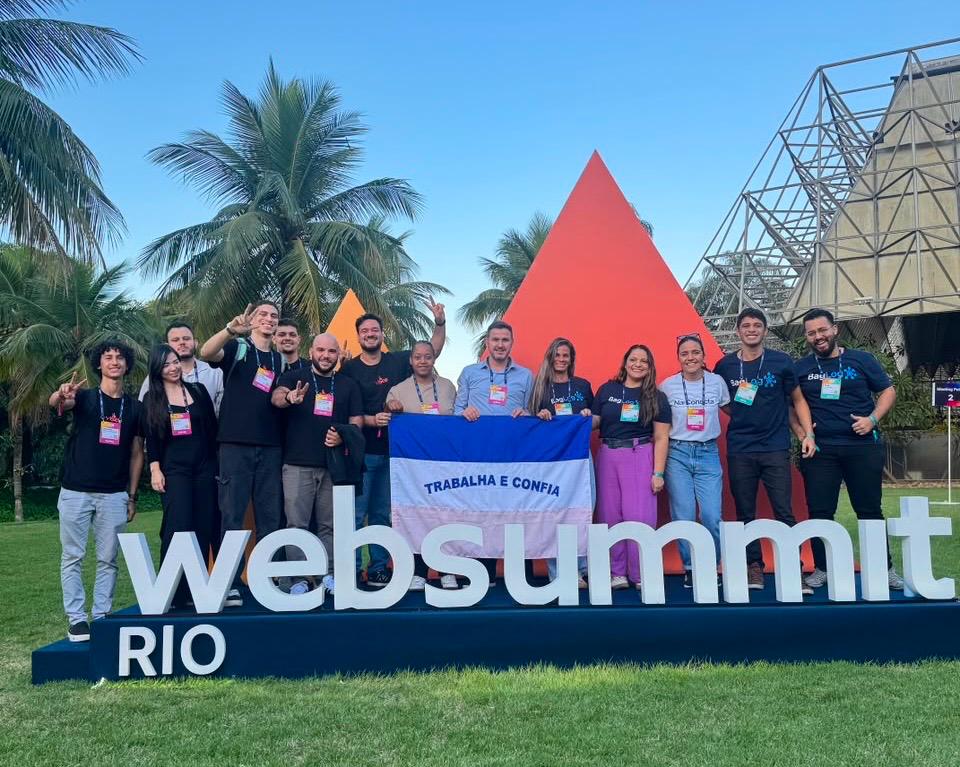 Empreendedores e investidores reunidos em pavilhão de tecnologia durante evento internacional de startups.
