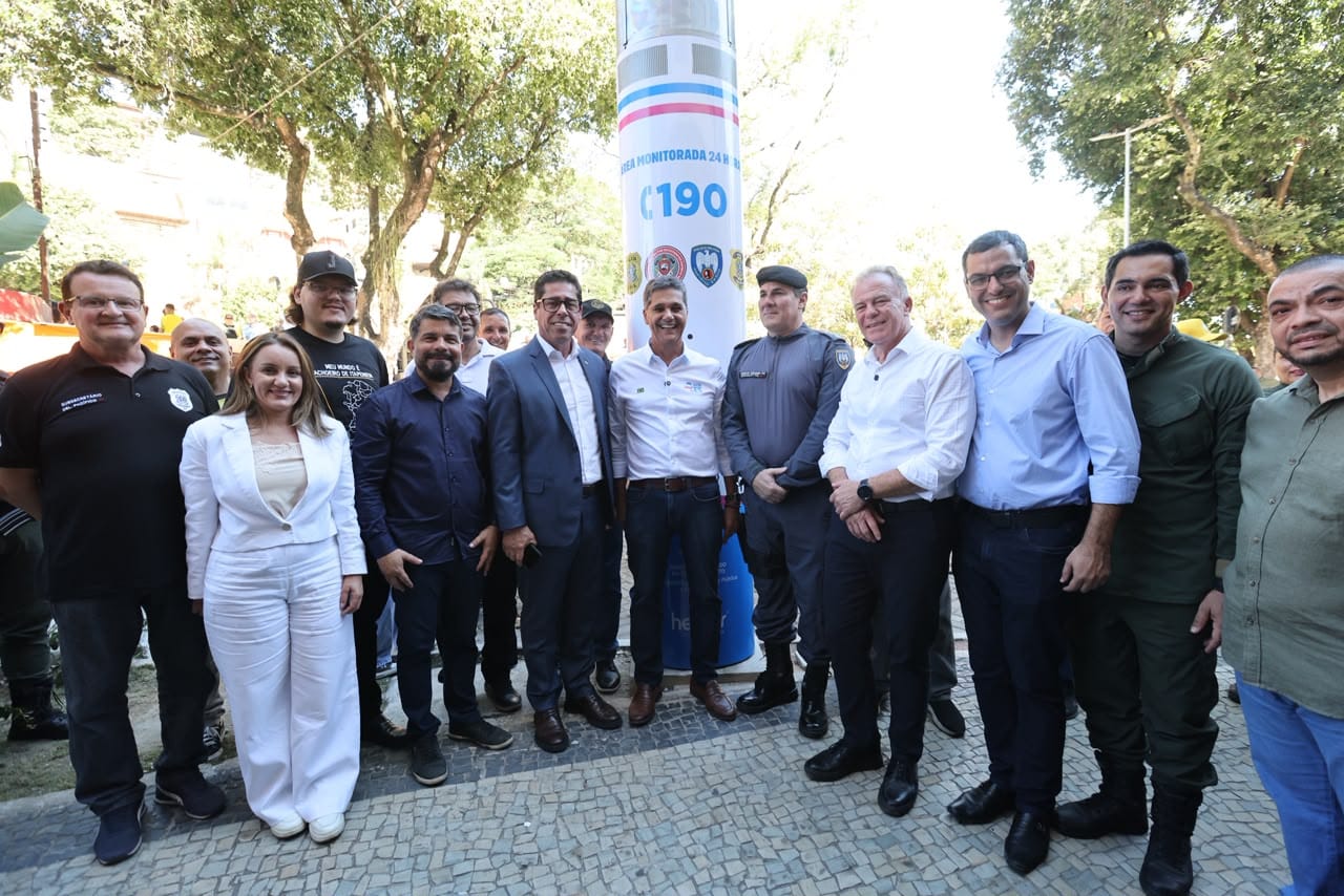 Várias autoridades e membros da comissão reunidos em frente ao novo Totem de Segurança durante a inauguração de importantes obras em Cachoeiro de Itapemirim.
