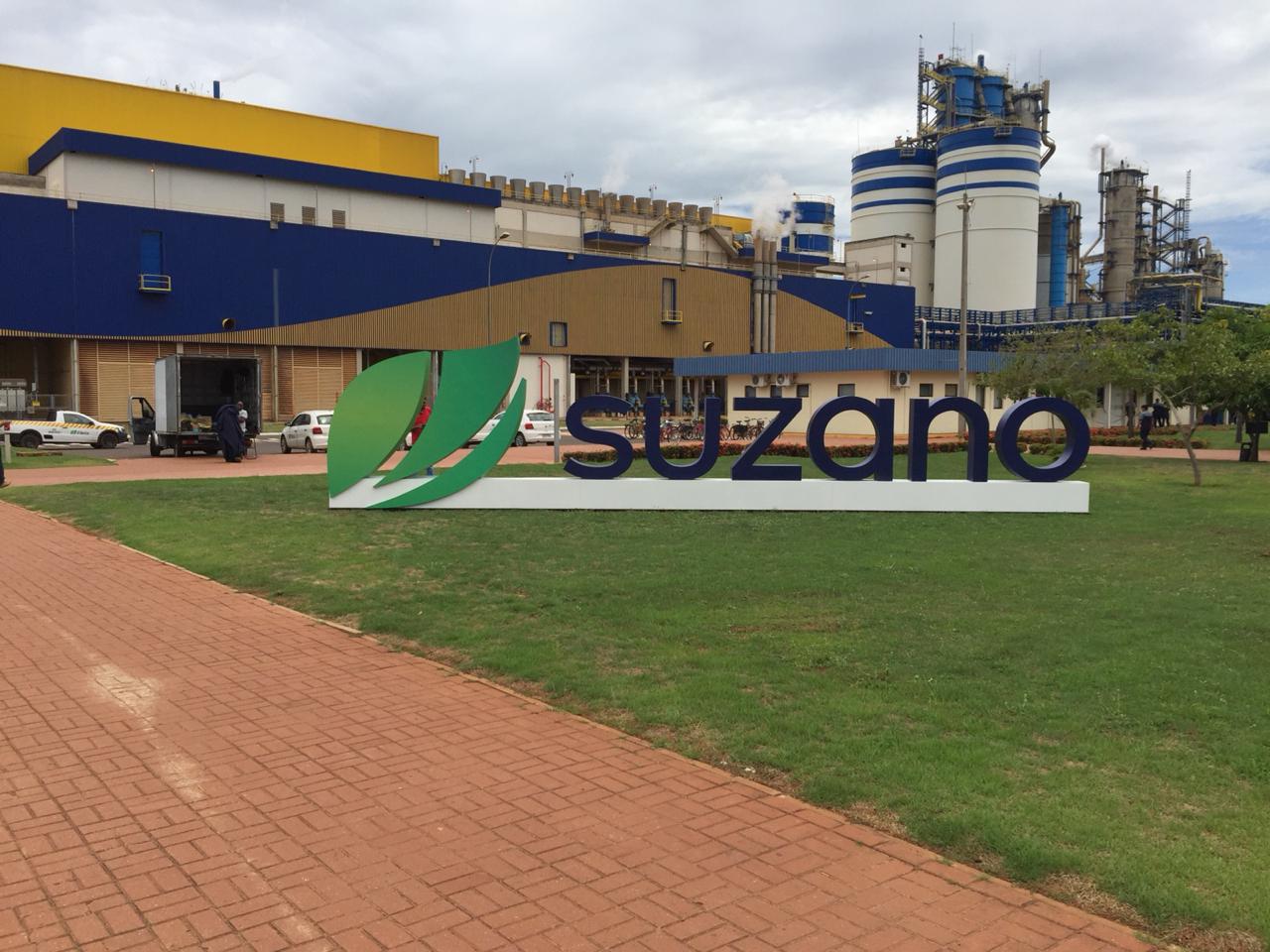 Fachada externa de uma grande unidade industrial de produção de celulose no Espírito Santo, representando mercado de trabalho.