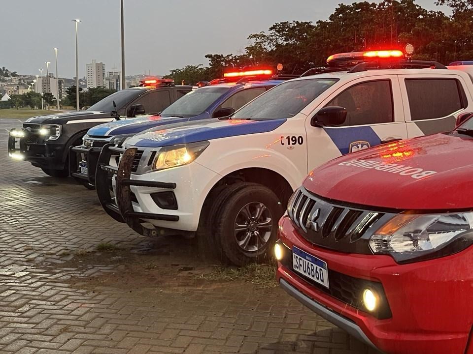 Várias viaturas de polícia enfileiradas no Espírito Santo, estado que atingiu o ranking de menor índice de homicídios dos últimos 30 anos.