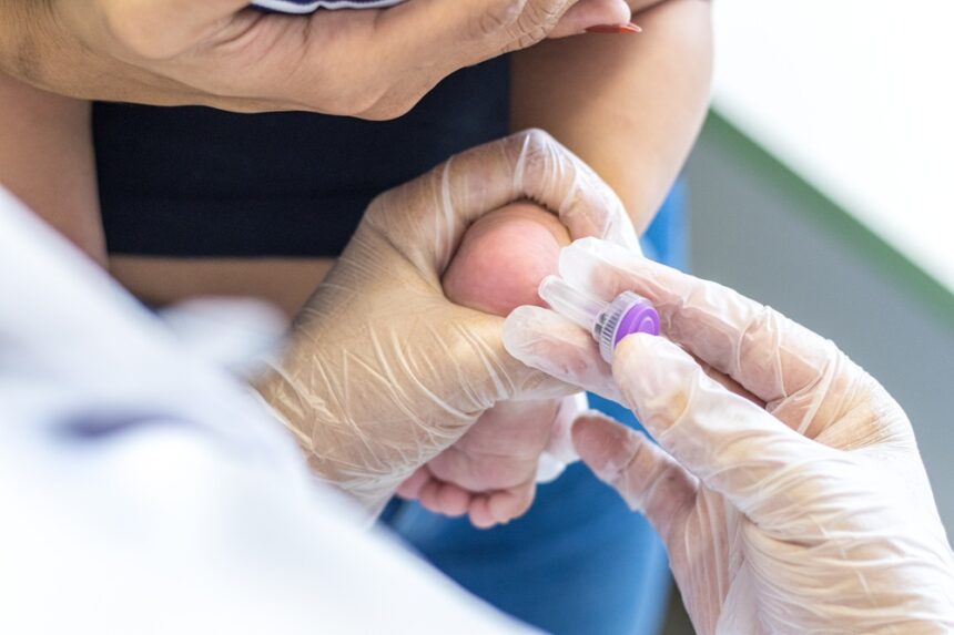 Coleta de sangue no calcanhar de um bebê para a realização do Teste do Pezinho pelo SUS.