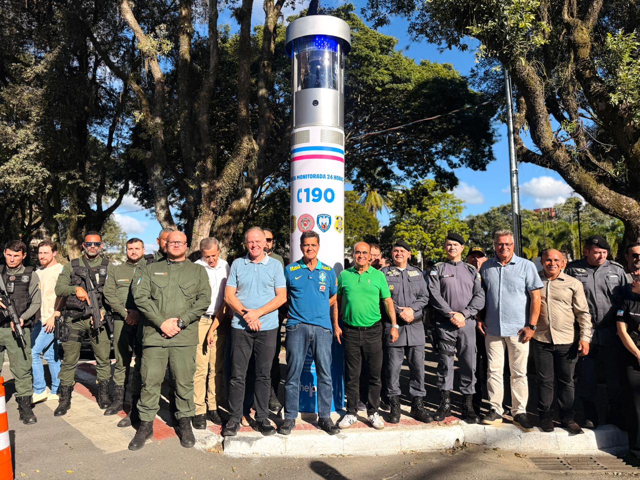 Novo Totem de Segurança de quatro metros de altura com câmeras e botão de emergência instalado no Centro de Aracruz.