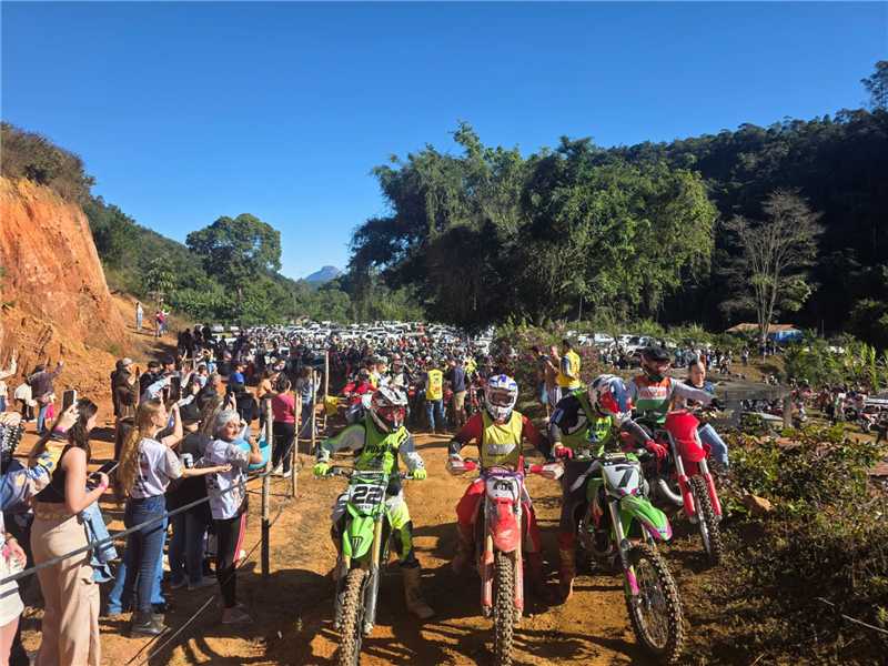 Motociclistas com camisas de proteção coloridas participando de uma trilha em meio à natureza no interior capixaba.