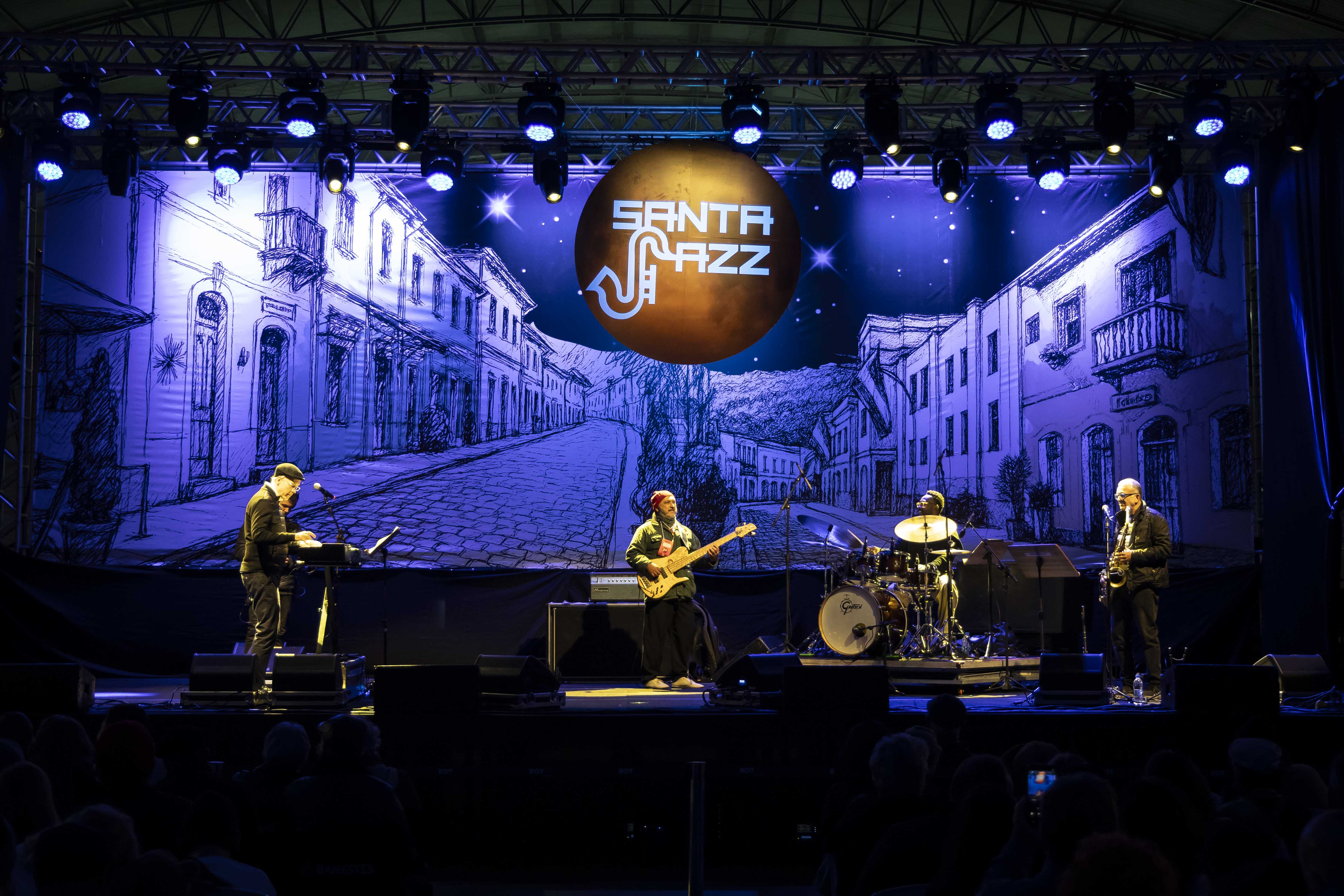 Fachada charmosa de pousada histórica nas montanhas capixabas durante o festival Santa Jazz 2026 na Região Serrana.
