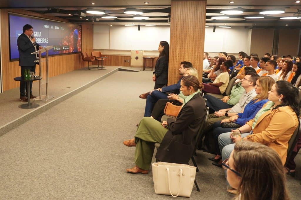 Estudante utilizando aplicativo com uso de IA para buscar vagas de emprego e cursos de qualificação no Espírito Santo.