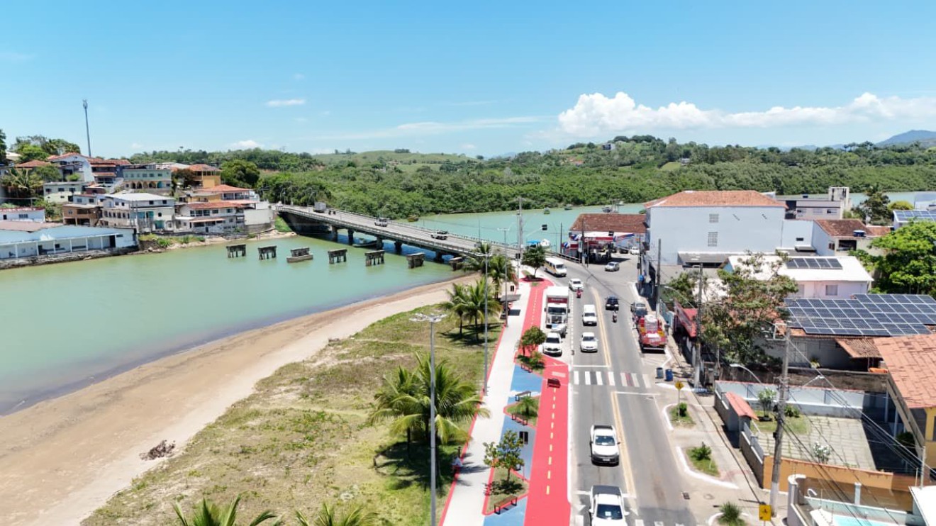 Vista panorâmica aérea do litoral e da área urbana do município de Anchieta exibindo as praias capixabas e a natureza da região.