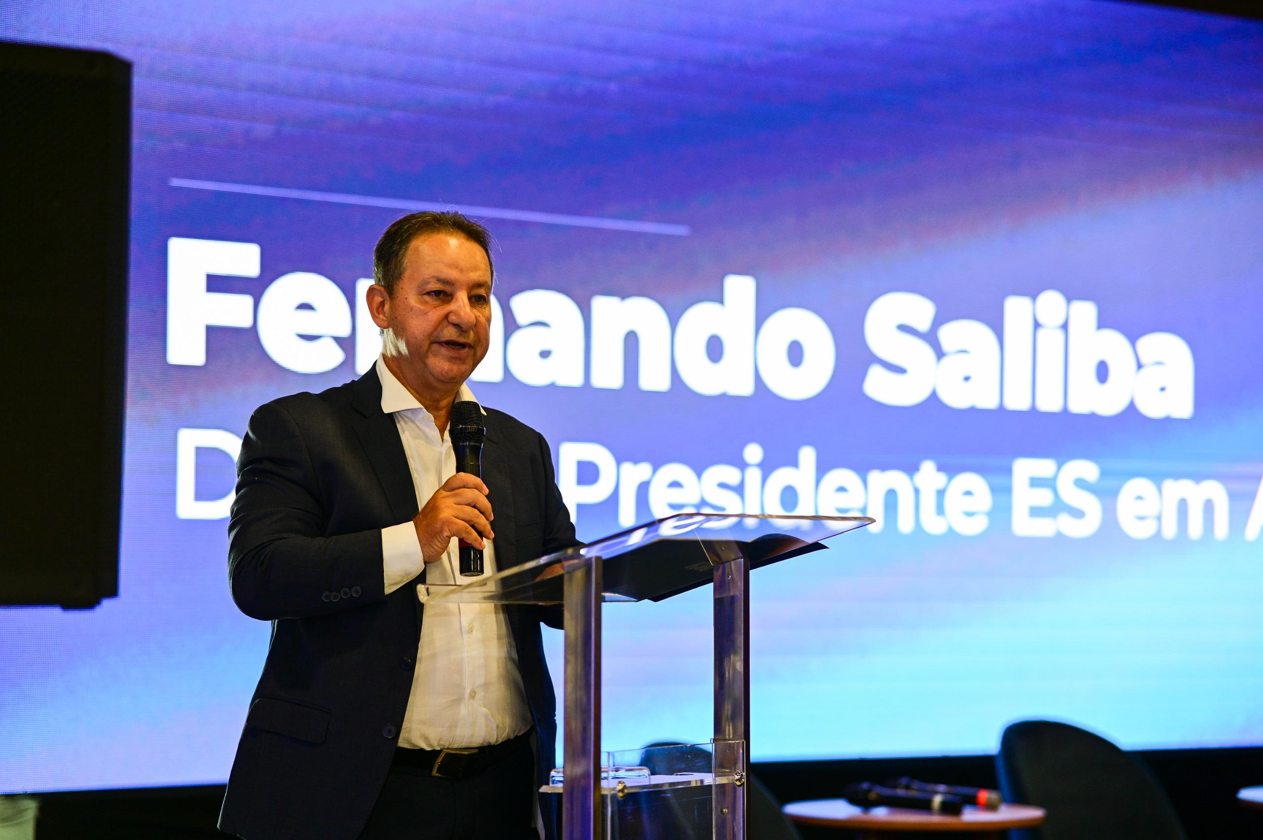 Vereadores e autoridades assistem ao discurso do diretor-presidente do Espírito Santo em Ação, Fernando Saliba, durante apresentação do projeto de transparência pública.