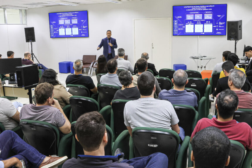 Especialistas em tecnologia da informação reunidos no auditório do Prodest em Vitória debatendo soluções de inteligência artificial para o setor público.