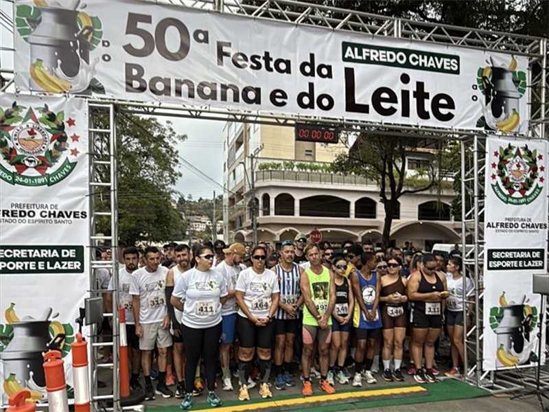Atletas largando na tradicional Corrida da Banana e do Leite na Praça Central de Alfredo Chaves.