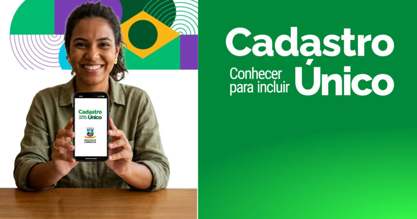 Cidadão utilizando o celular para fazer o agendamento do CadÚnico online em Cariacica.