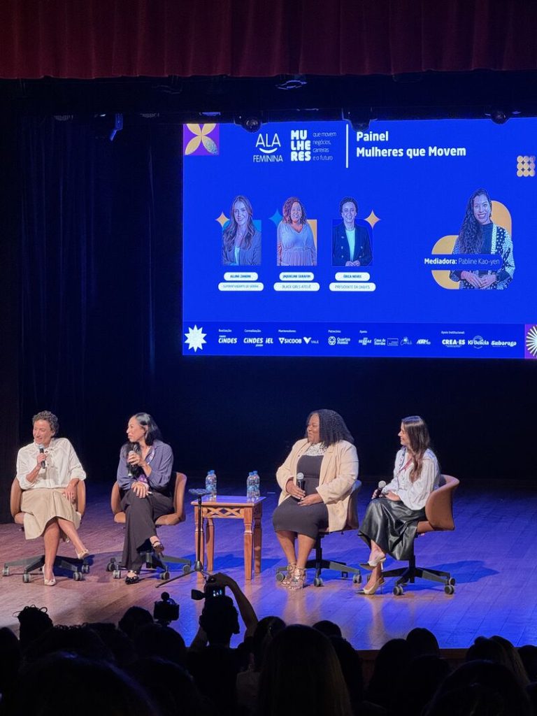Mulheres reunidas no evento Ala Feminina assistindo ao painel sobre empreendedorismo em Vitória.