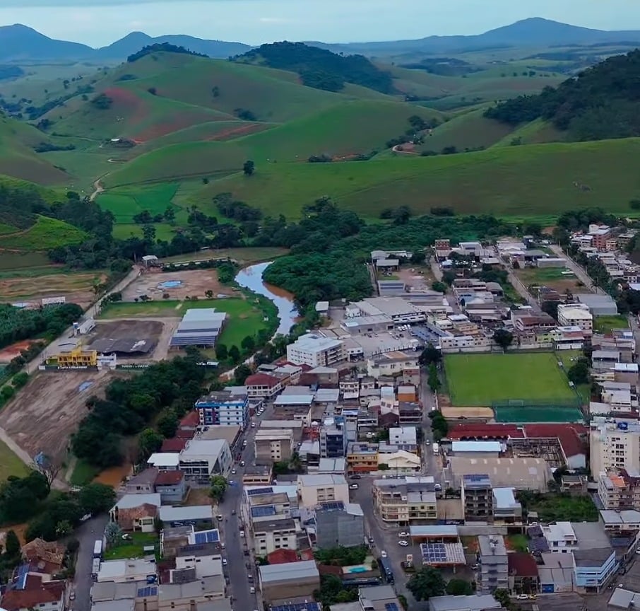 Vista panorâmica mostrando as belezas naturais e o turismo em Alfredo Chaves na Região Serrana do Espírito Santo.