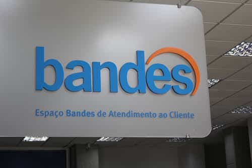 Logotipo oficial do banco em fundo limpo, destacando a marca que promove a atuação regionalizada do Bandes.