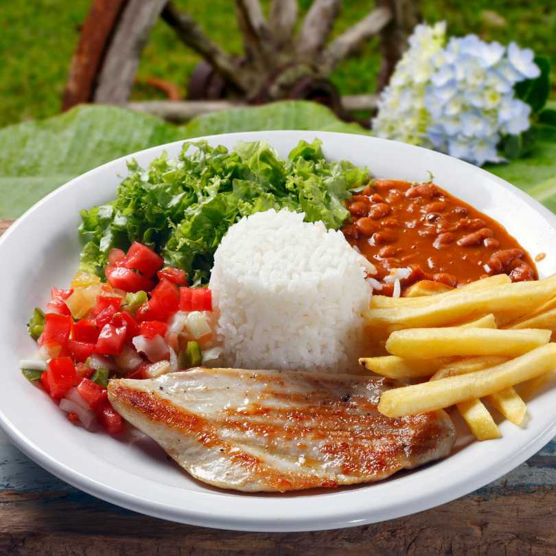 Mesa com alimentos frescos representando o Brasil fora do Mapa da Fome no relatório da ONU.