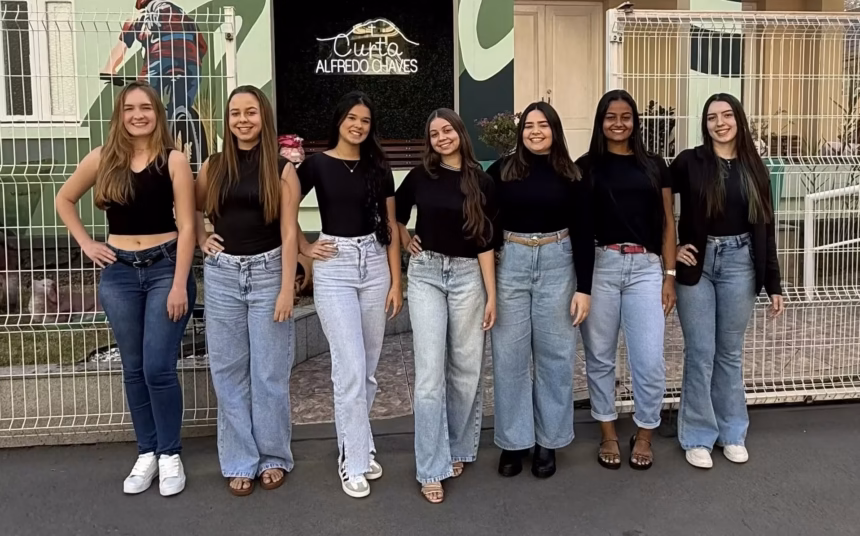 Sete candidatas ao título de Rainha da 51ª Festa da Banana e do Leite em Alfredo Chaves.