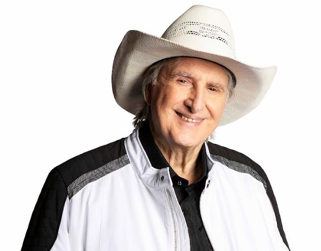 O sertanejo cantor Sérgio Reis posando para foto com chapéu tradicional de feltro.