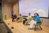 Participantes reunidos e palestrantes debatendo em mesa temática durante o 4º Encontro Técnico Anual da CDM sobre impacto social.