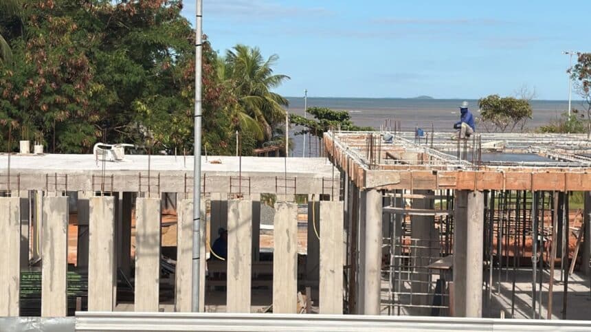Operários trabalhando na estrutura interna de alvenaria e concreto do novo prédio do Centro de Reabilitação em Anchieta.