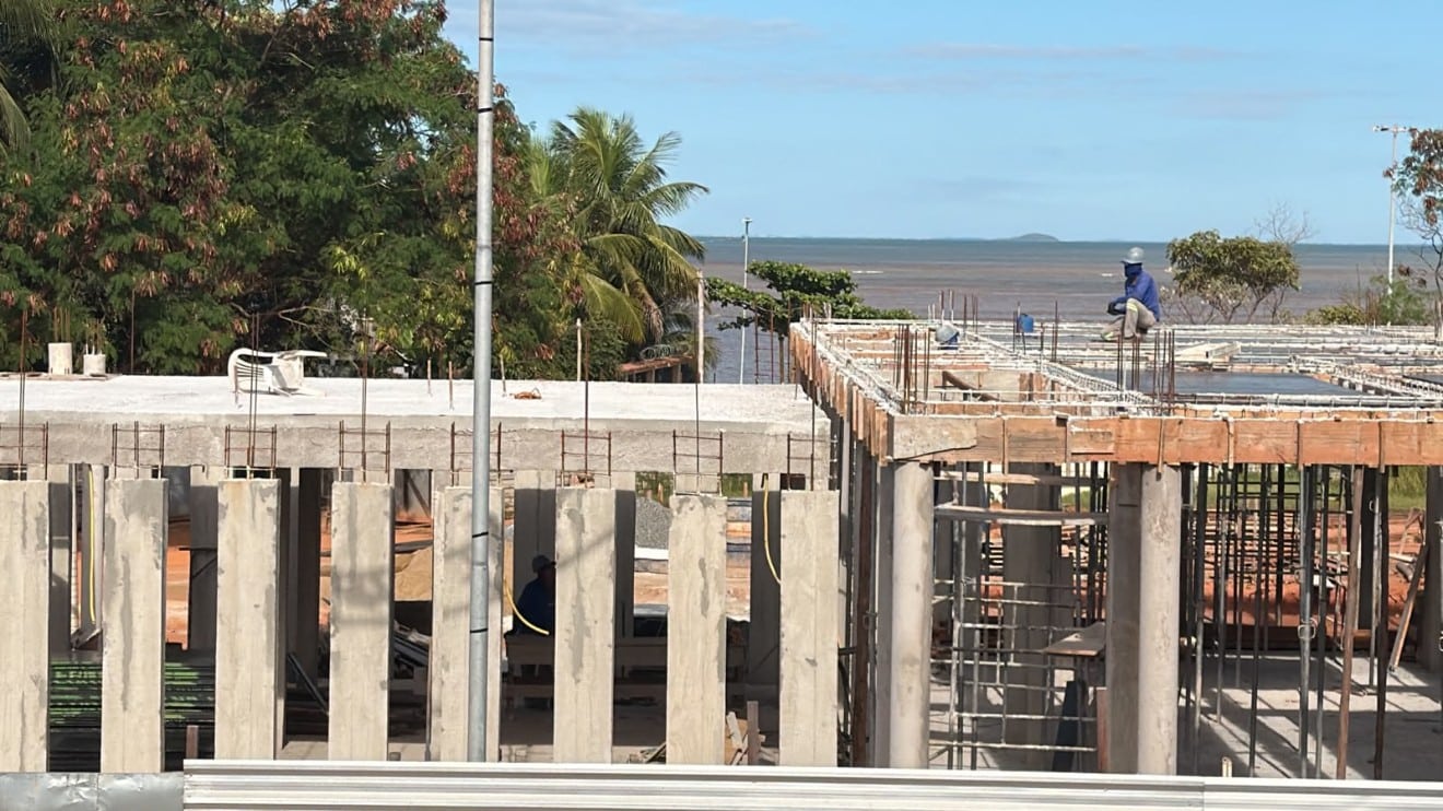 Operários trabalhando na estrutura interna de alvenaria e concreto do novo prédio do Centro de Reabilitação em Anchieta.