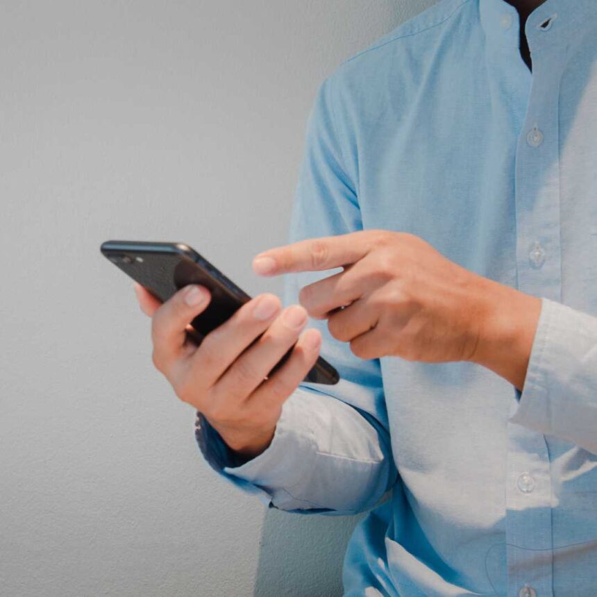 Aplicativo de banco na tela de um celular mostrando a opção de ajuste de limite do cartão de crédito.
