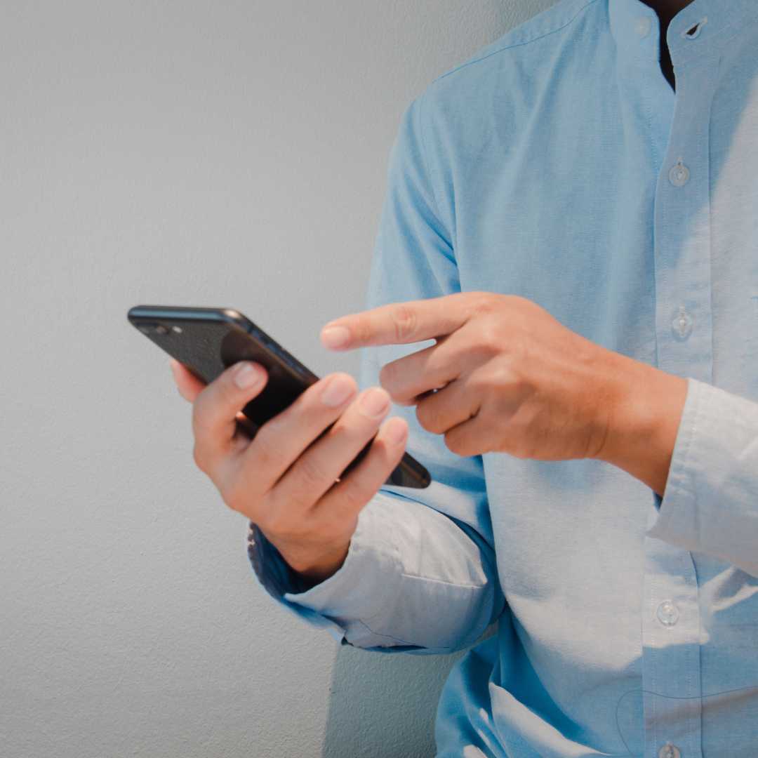 Aplicativo de banco na tela de um celular mostrando a opção de ajuste de limite do cartão de crédito.