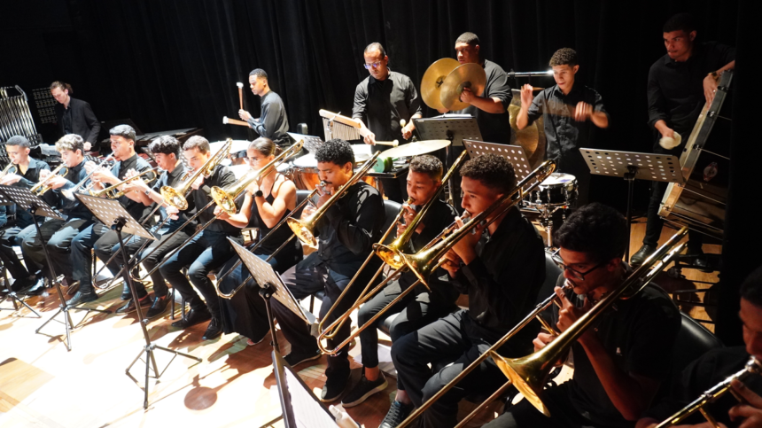 Apresentação do concerto da banda no palco do Teatro Sesc Glória em Vitória.