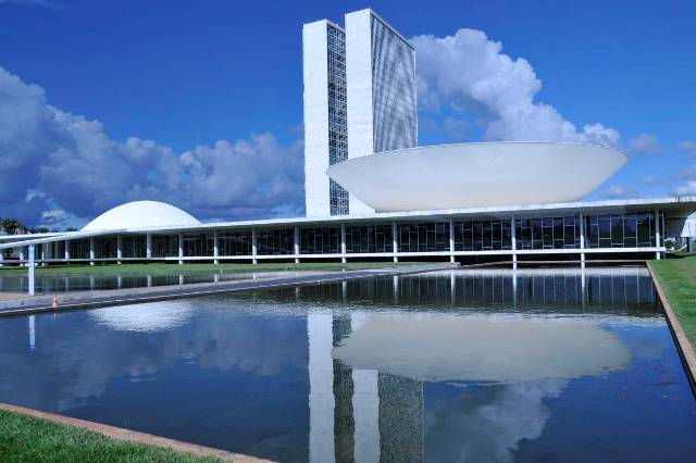 Descubra o papel dos deputados e senadores em Brasília e como a representação capixaba impacta o desenvolvimento dos 78 municípios do Espírito Santo neste ano.
