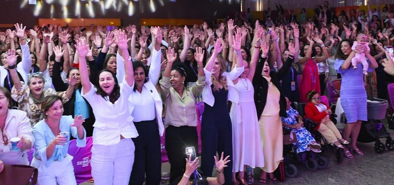 Mulheres reunidas participando do EmpoderaDonas Sebrae evento de empreendedorismo feminino em Vitória.