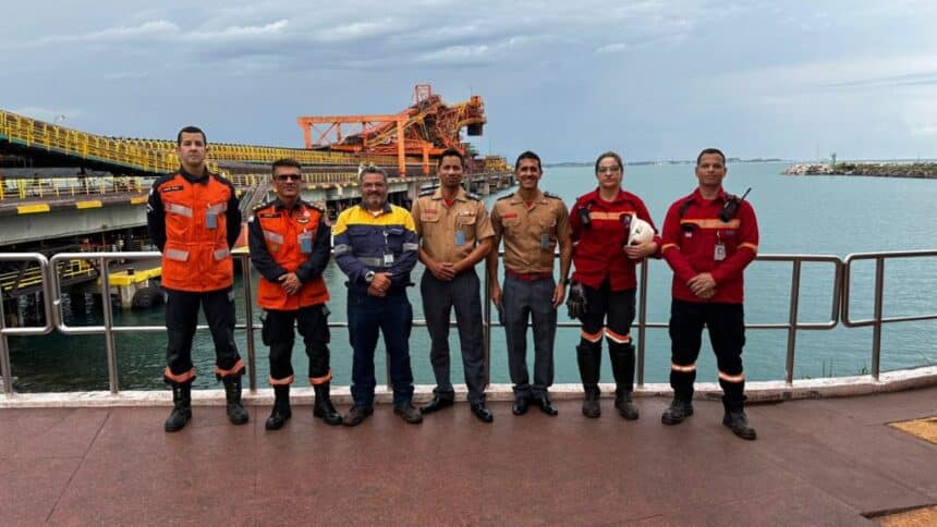 Representantes da empresa Samarco recebendo o prêmio Selo Indústria Segura em Vitória.