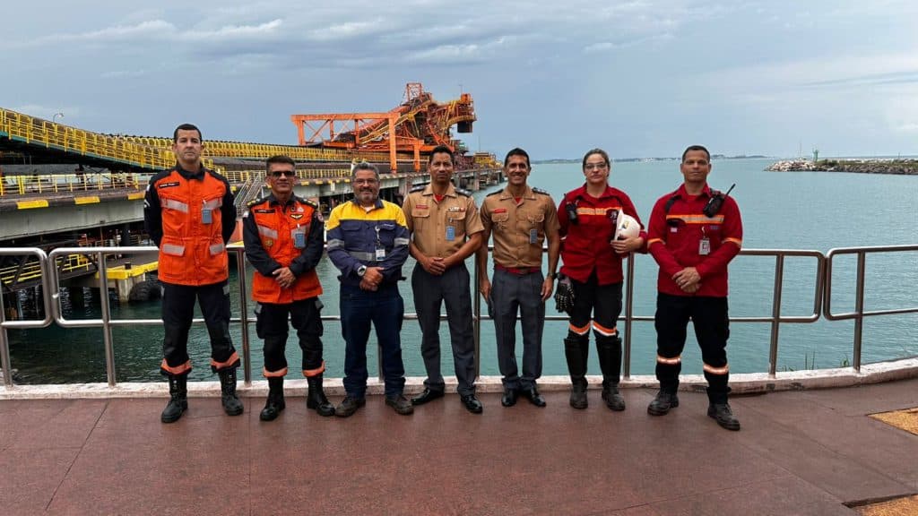 Representantes da empresa Samarco recebendo o prêmio Selo Indústria Segura em Vitória.