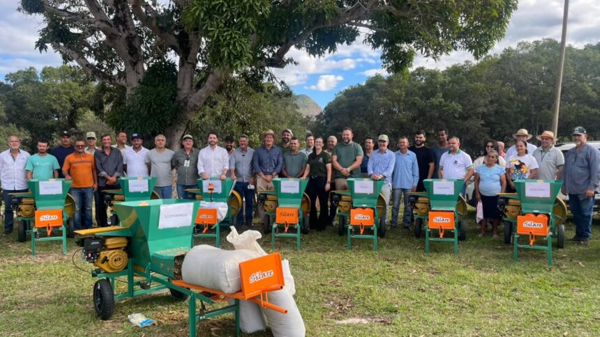 Produtores rurais capixabas conhecendo o funcionamento prático das novas ensacadoras de silagem entregues pela Seag.