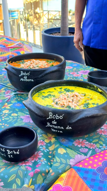 Prato tradicional de bobó de camarão sendo servido na praça de alimentação durante a festa de Iriri.
