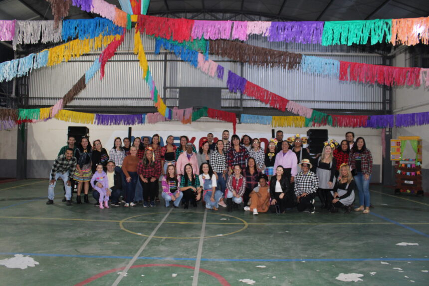 Decoração com bandeirinhas coloridas e barracas típicas de festa julina na sede da Apae da Serra.