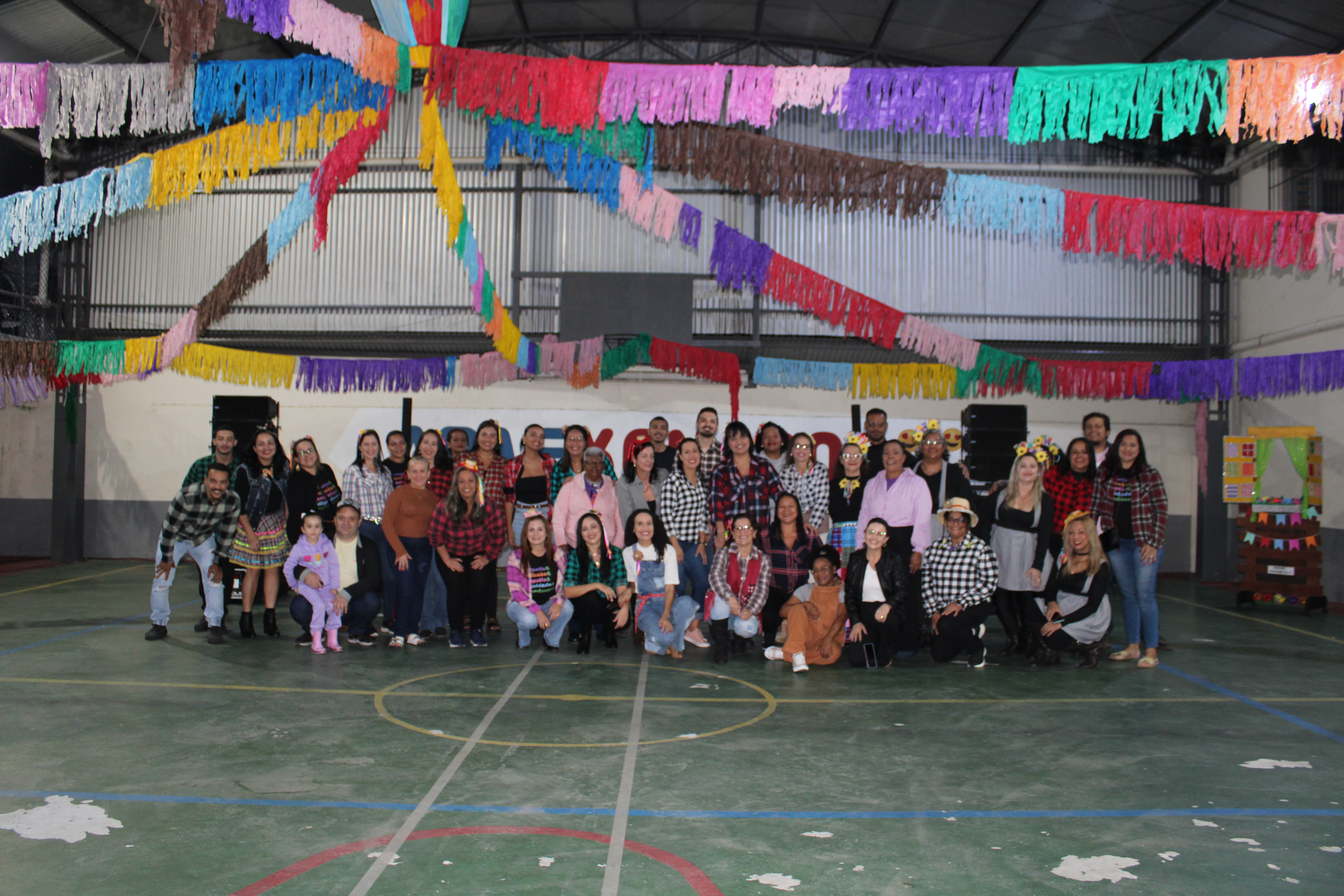 Decoração com bandeirinhas coloridas e barracas típicas de festa julina na sede da Apae da Serra.