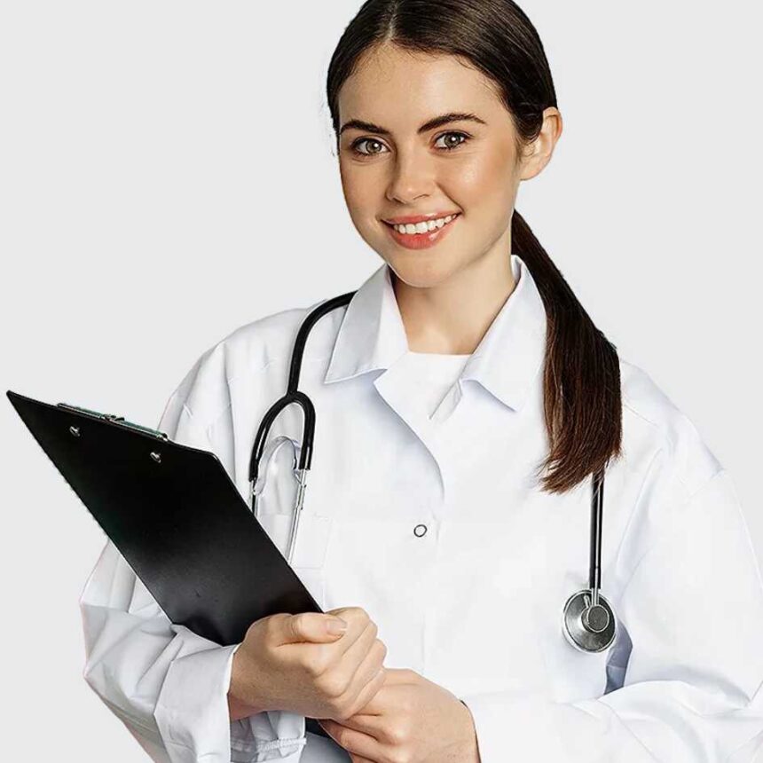 Estudante universitário de medicina com jaleco e estetoscópio segurando materiais de estudo.