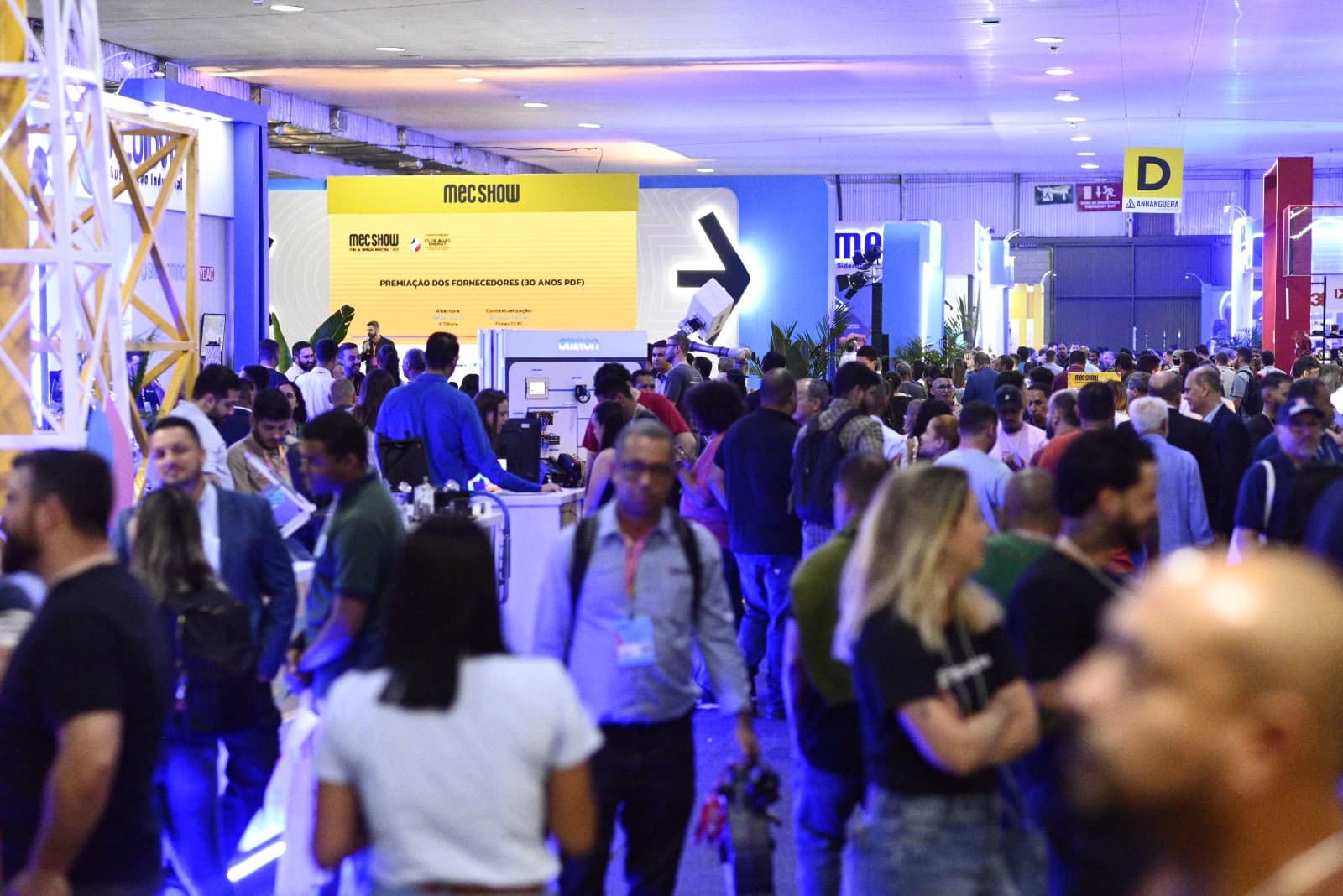 Estande da FINDES Mec Show 2026 com robótica e tecnologia industrial em Carapina.