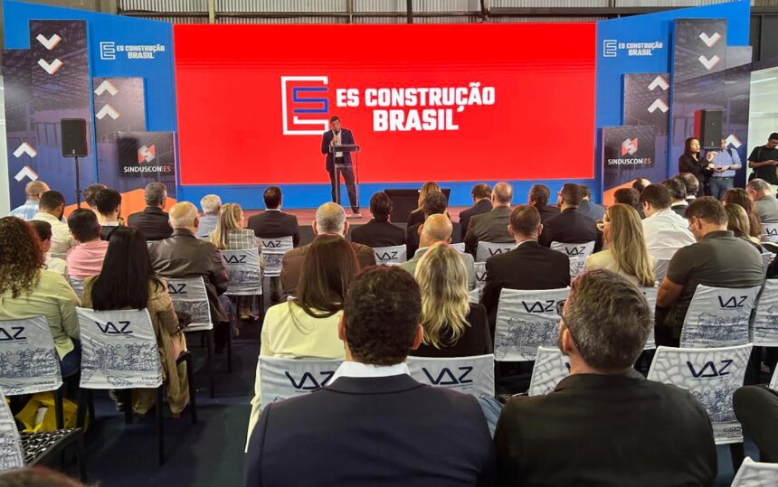 Estande tecnológico da Federação das Indústrias em evento de negócios com público circulando.